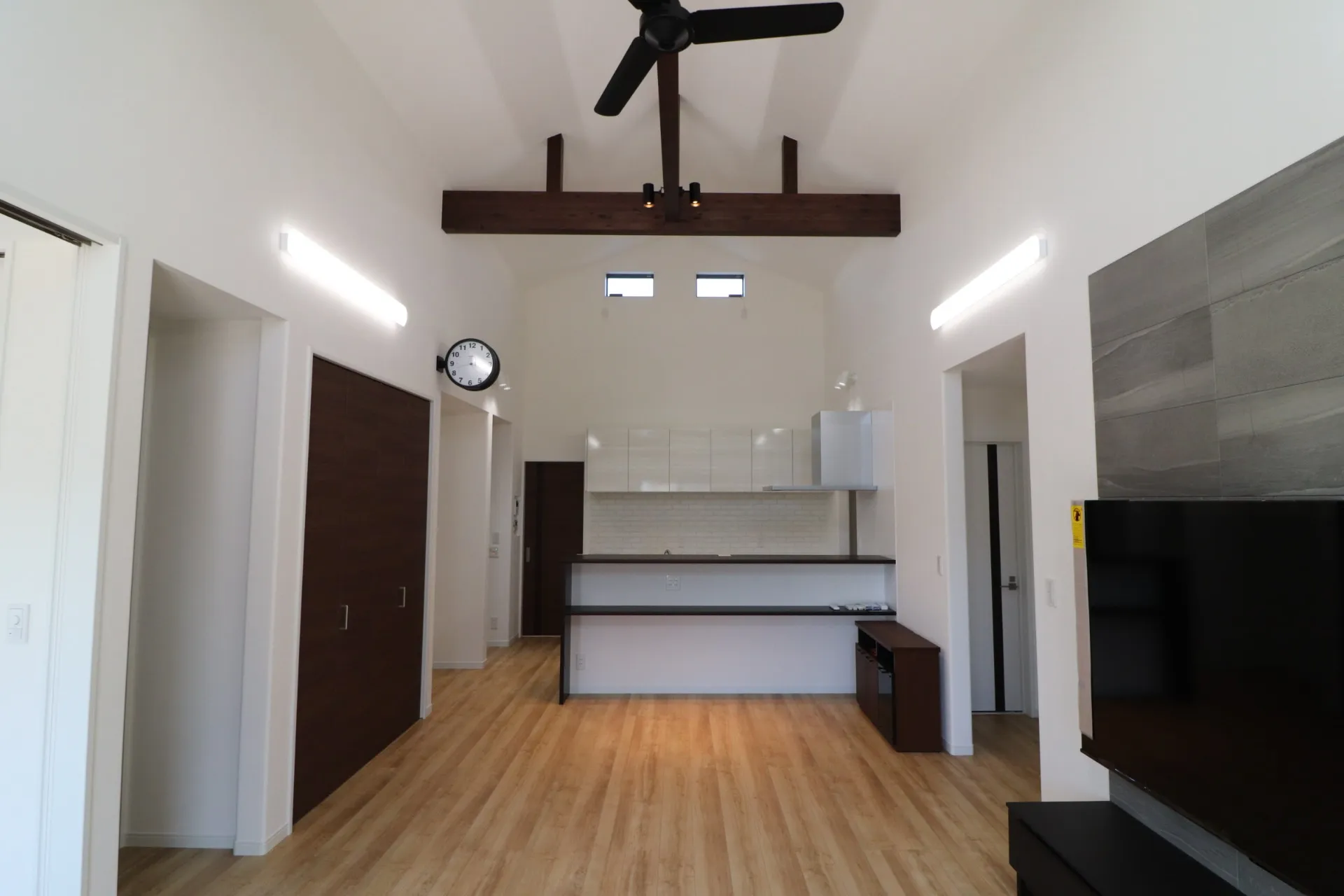 LDK 北側 小屋裏まで利用した高い天井空間 対面キッチン